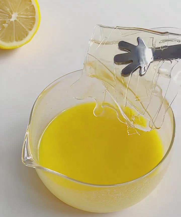 Add in the softened 5g gelatin and stir until completely dissolved