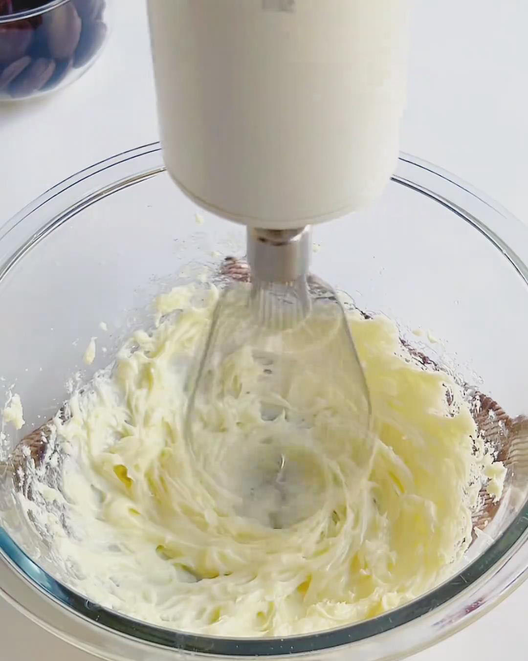 Beat 60g softened cream cheese with 12g sugar until smooth