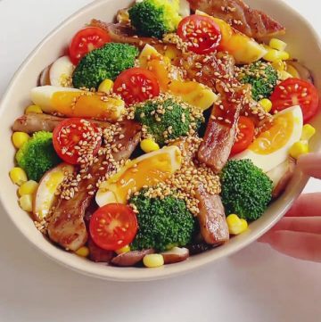 Healthy Vegetable Salad with Juicy Steak (1)