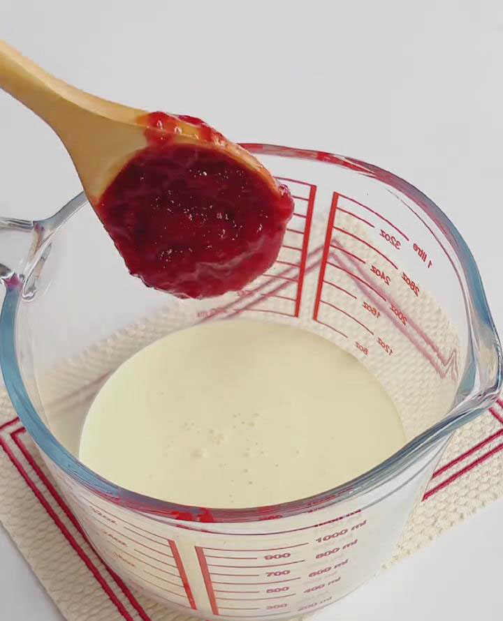 In a clean, chilled bowl, combine the 250g of cold heavy cream, 18g of sugar, and 25g of strawberry jam