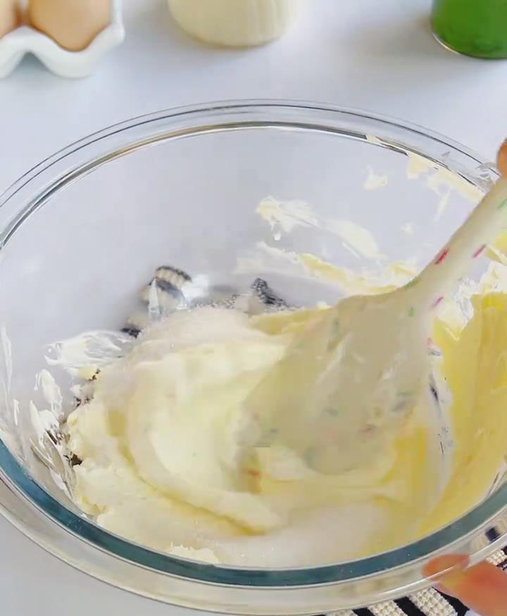 In a large bowl, beat 240g softened cream cheese until smooth