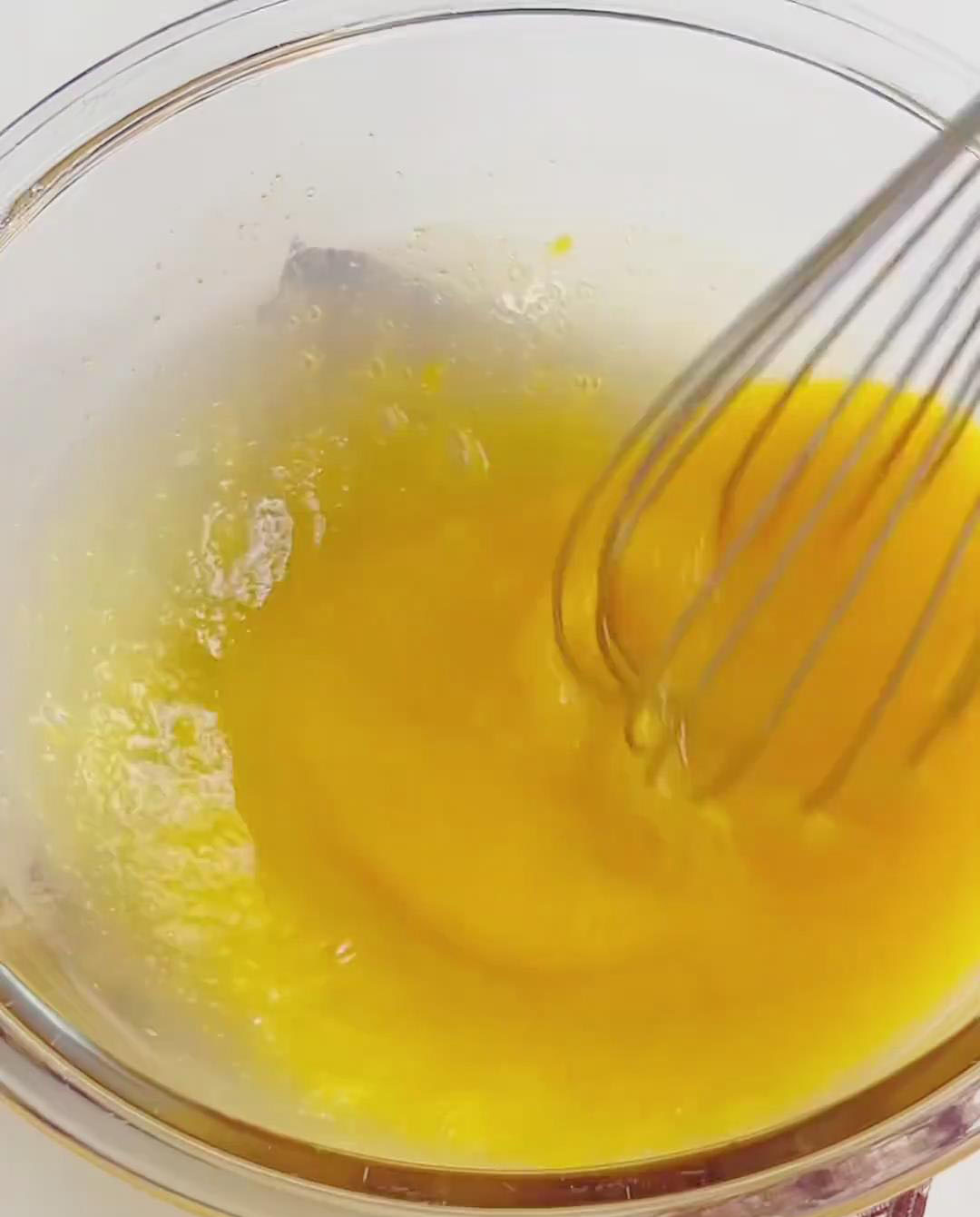 In a large bowl, whisk 3 eggs with 45g sugar until smooth