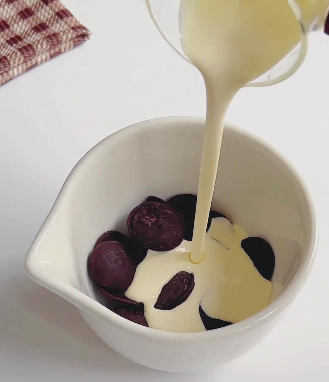 Melt 40g chocolate with 40g heavy cream over a double boiler