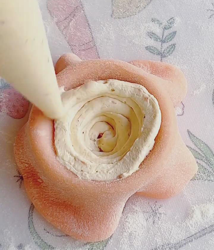 Pipe about 20 25g of the chilled cream filling into the center