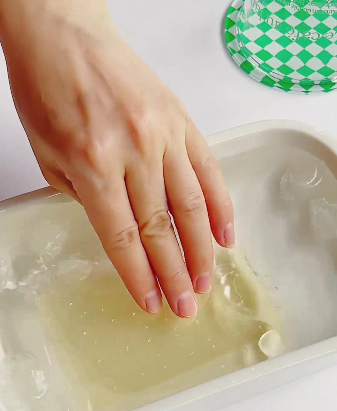 Soak 10g gelatin sheets in ice water