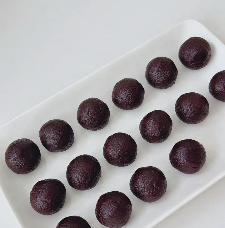 Divide the brownie dough into 15 g portions