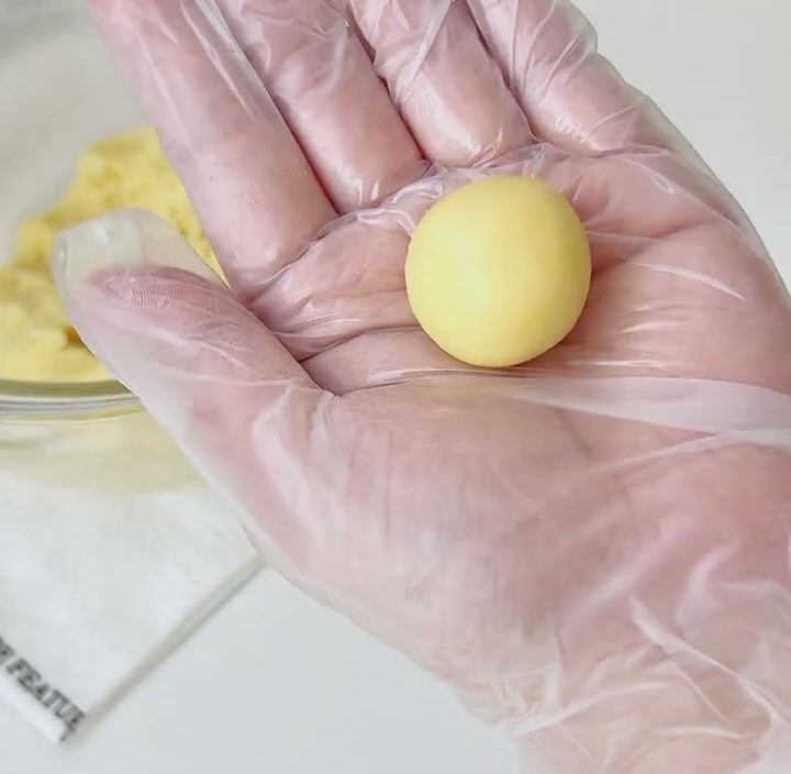 Divide the cookie dough into 12 g portions