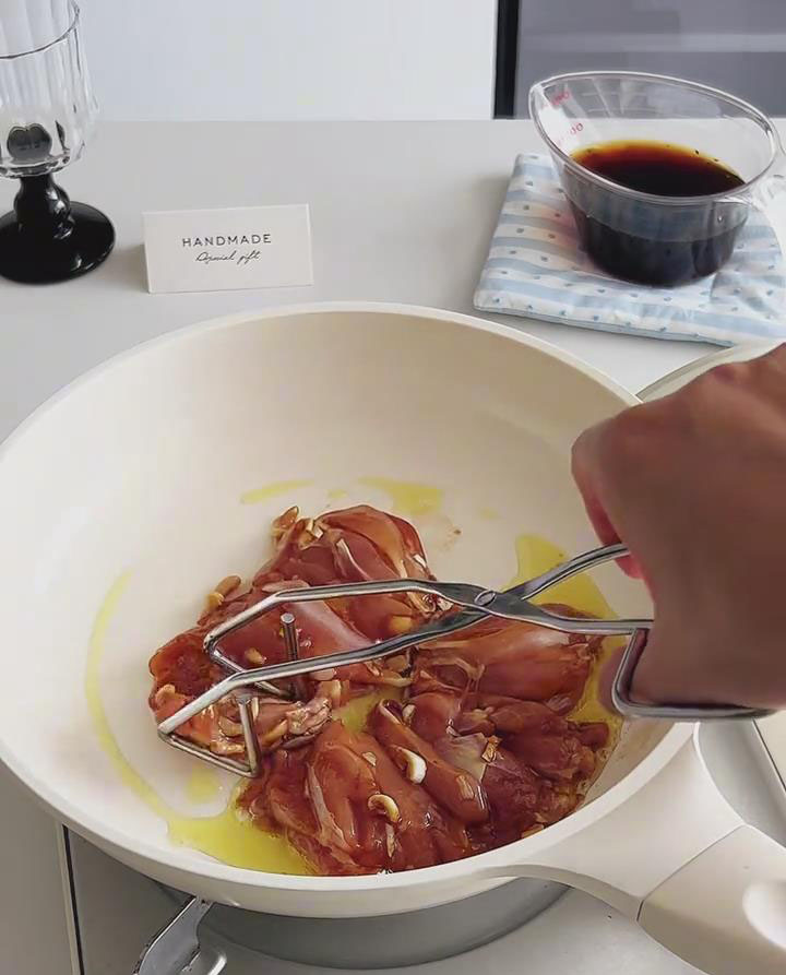 Place marinated drumsticks into the pan