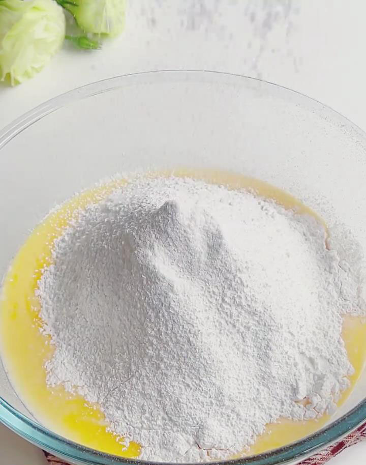 Sift the 250g of glutinous rice flour directly into the bowl