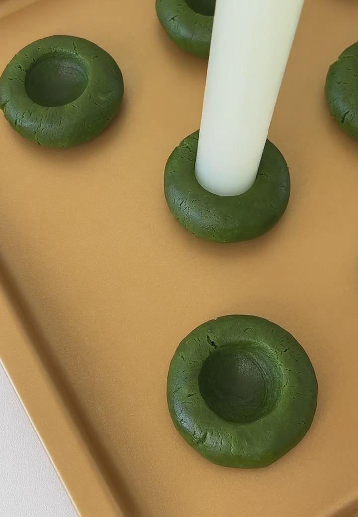 Use your finger or a small tool to make a 1cm deep indentation