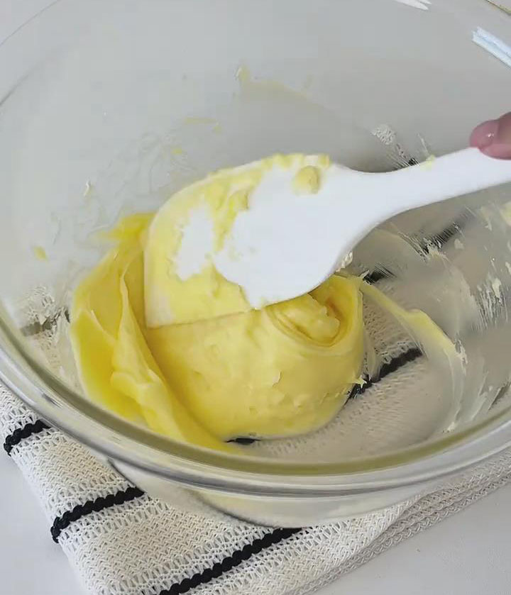 mix the softened butter with 60g powdered sugar