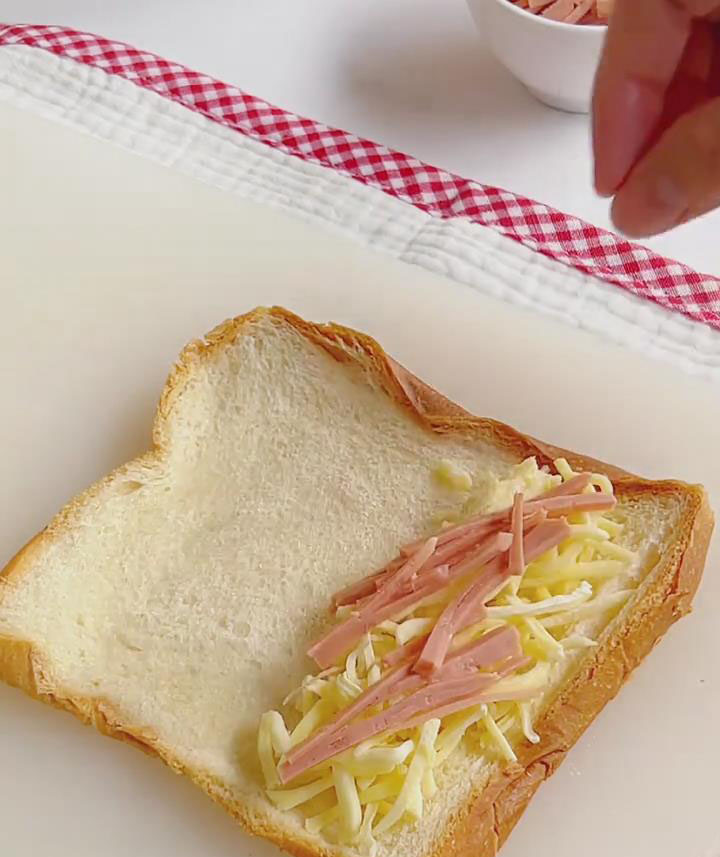 sprinkle a layer of mozzarella cheese and add a few ham strips