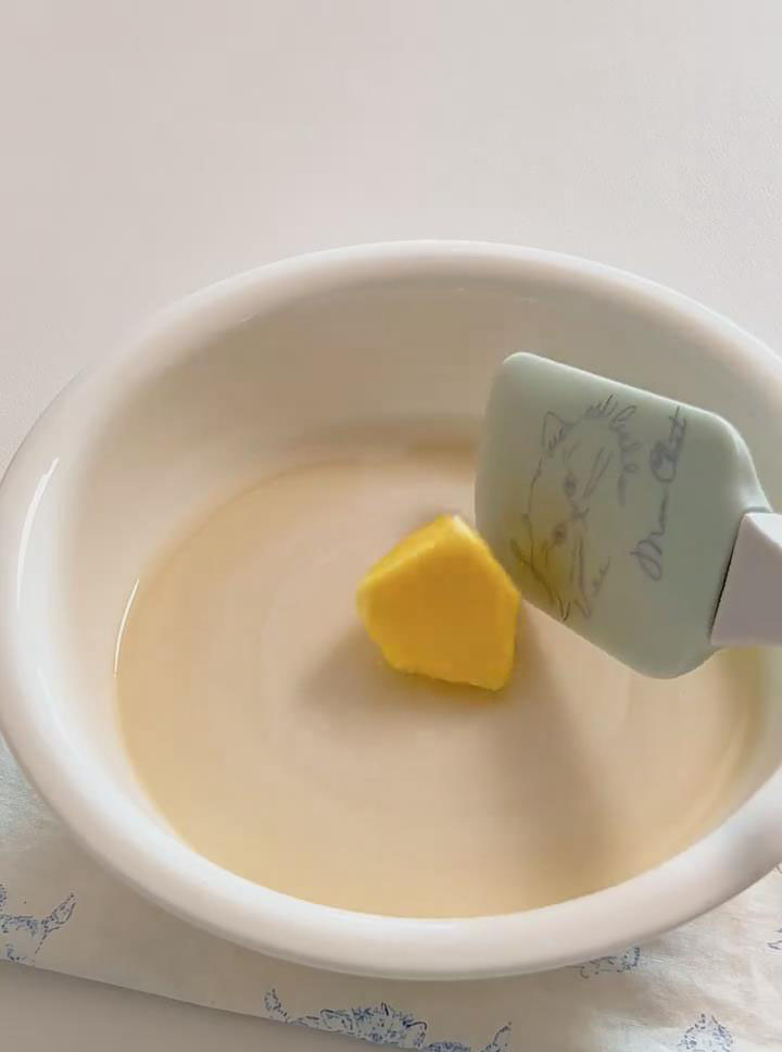 Immediately add the 10g of softened butter to the hot mochi