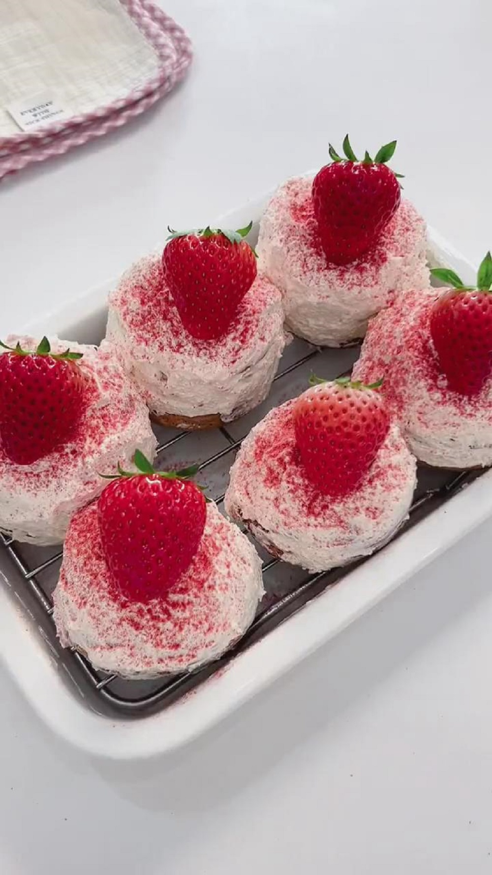 Mini Strawberry Cakes (2)