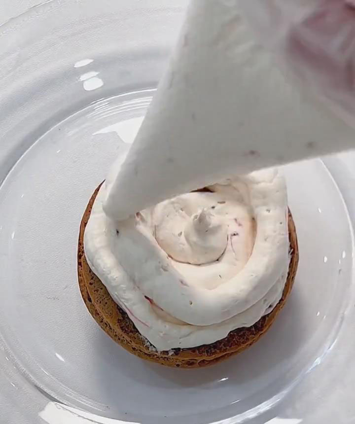 Pipe a ring of strawberry cream around the edge