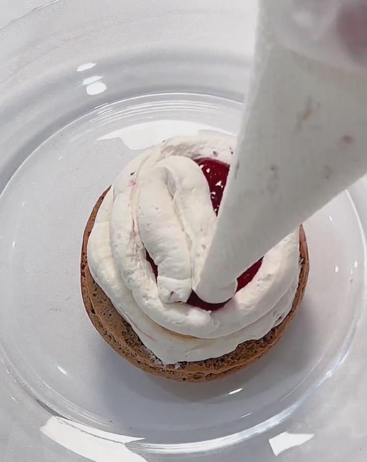 Pipe another layer of strawberry cream over the sauce