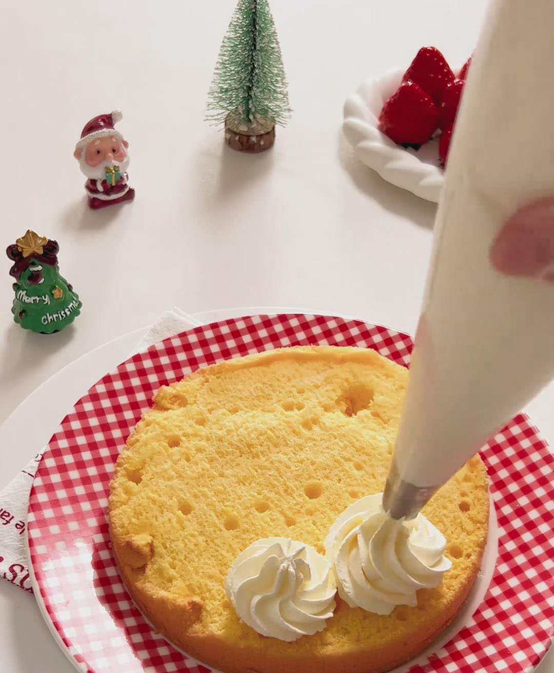 Pipe or spread cream