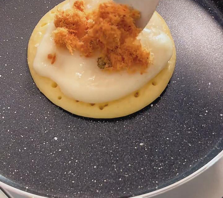 Sprinkle a generous tablespoon of pork floss over the mochi