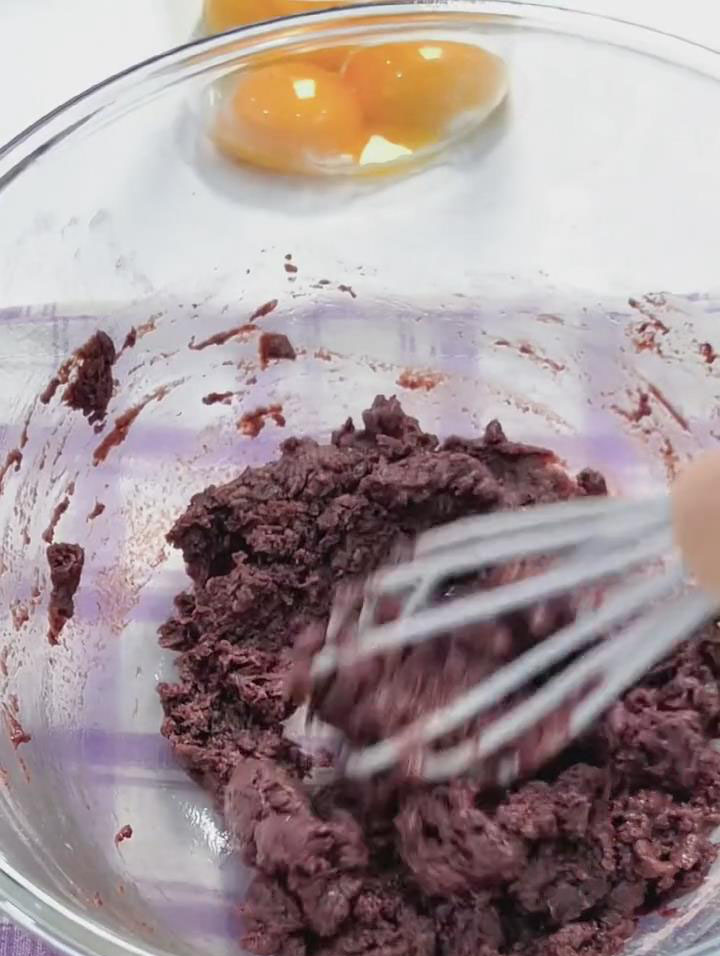 Stir gently in a “Z” motion until no dry flour remains