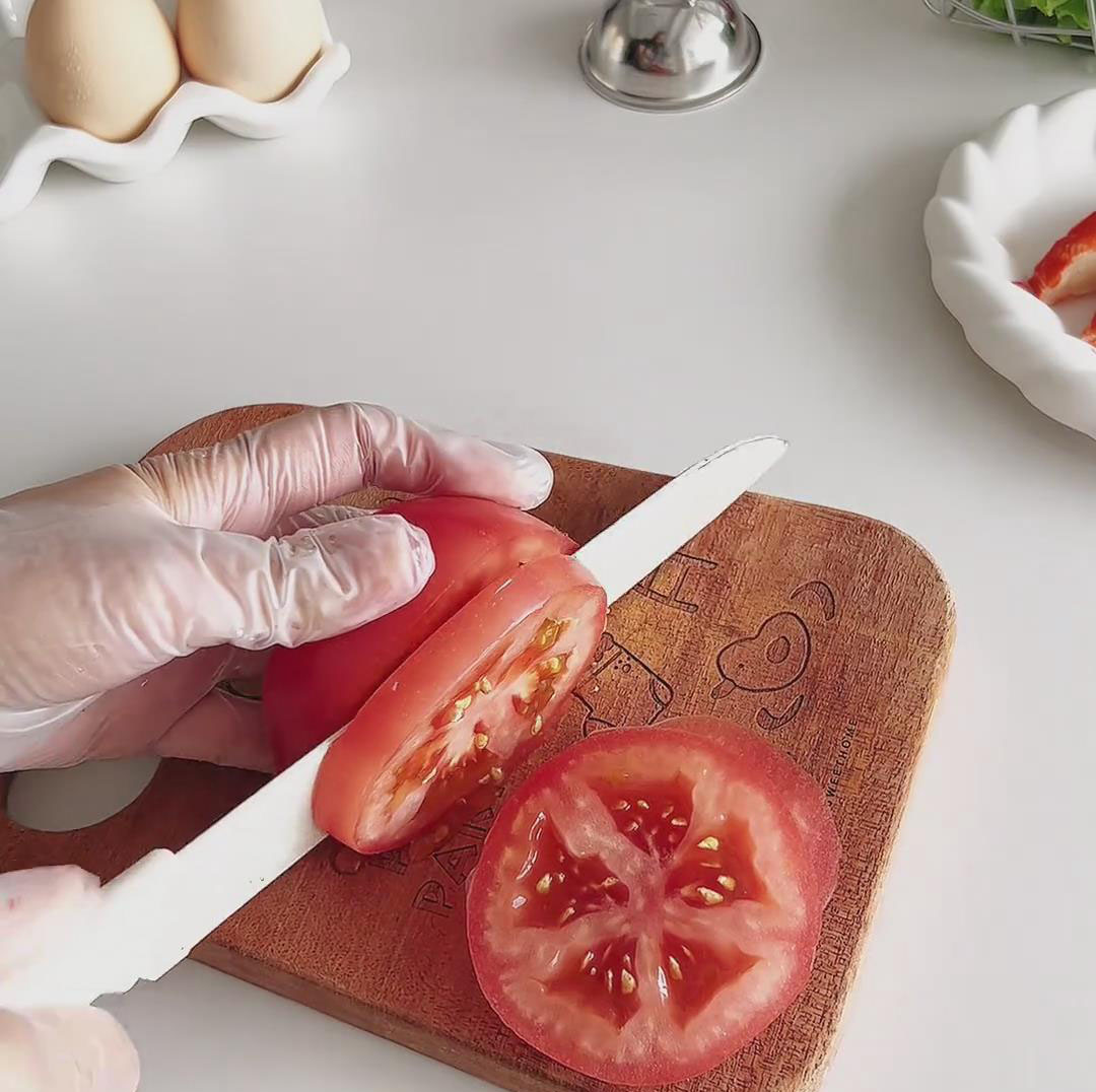 Wash the tomato and slice it thinly
