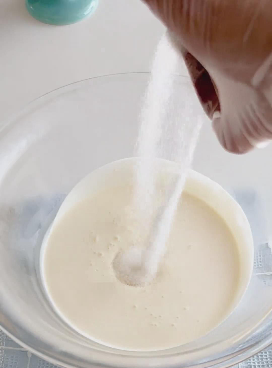 combine the remaining 250g of cold whipping cream and the remaining 15g of sugar