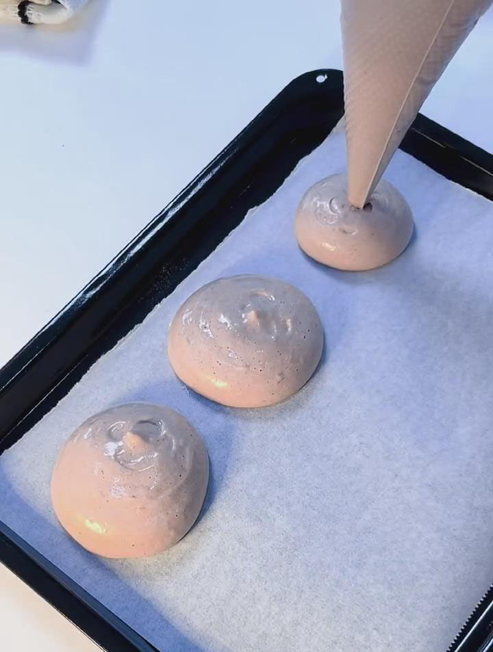 ipe circles about 5 cm in diameter onto a parchment lined baking tray