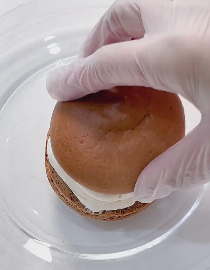 top with a second sponge and gently press to secure