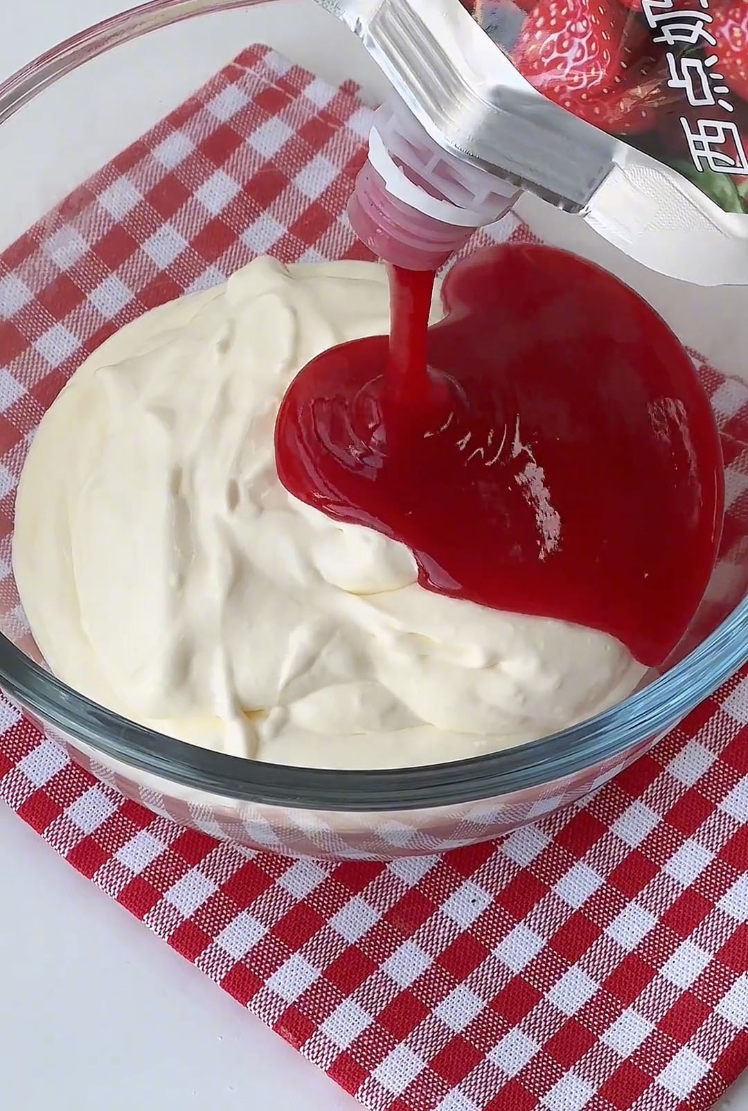 Add 180g of the strawberry sauce