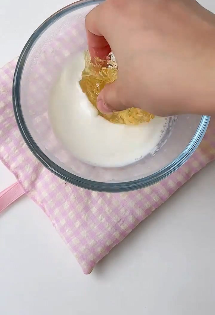 Add the squeezed out gelatin sheets to the hot milk