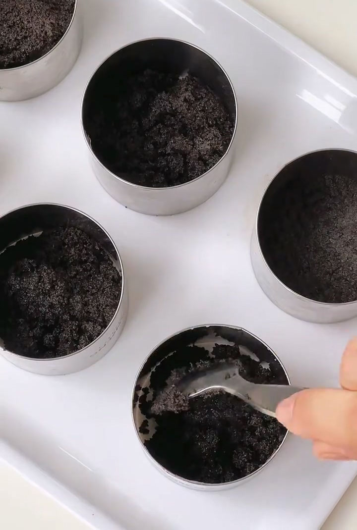 Divide this mixture evenly among your serving glasses or molds