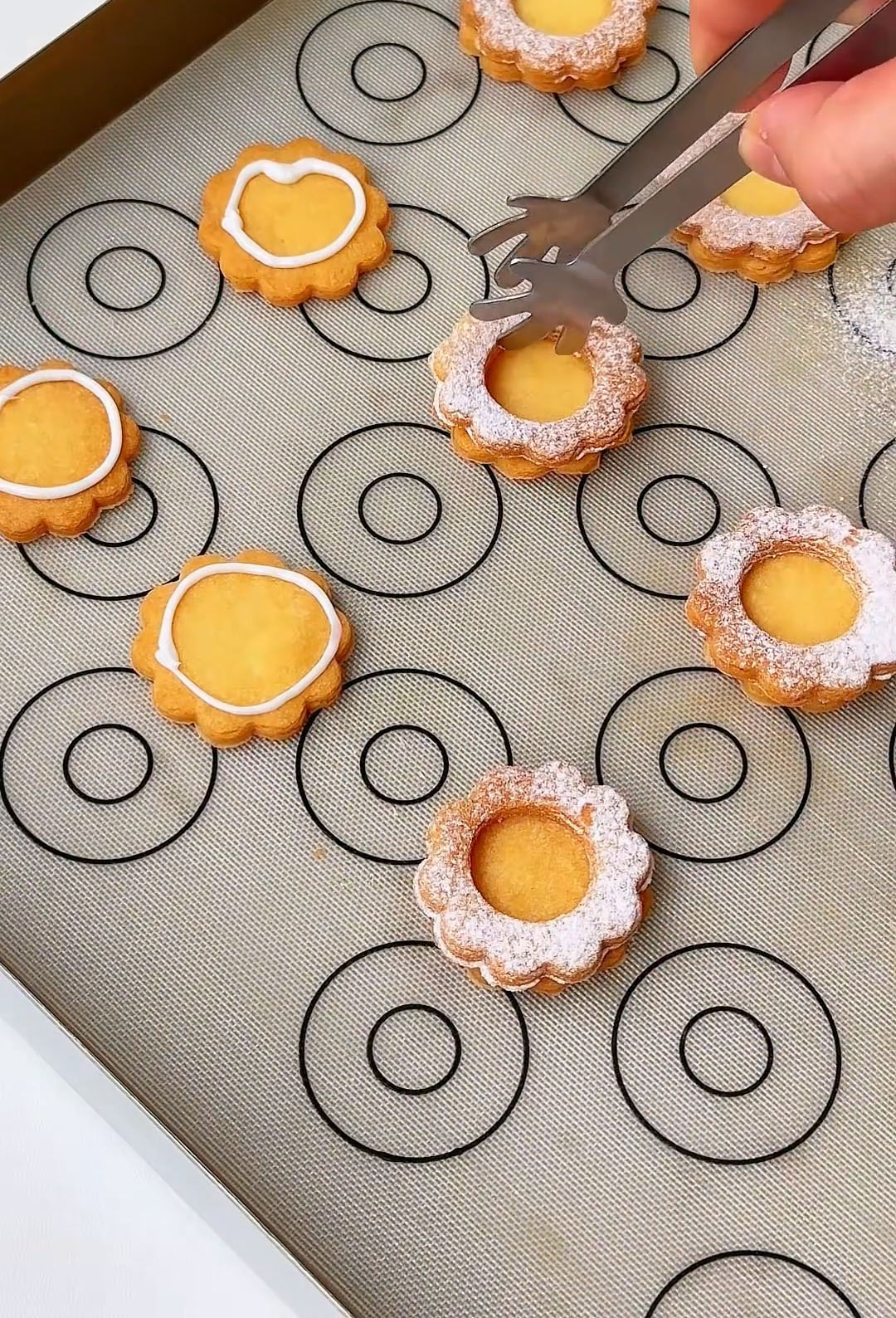 Double Layer Strawberry Jam Cookies step (1)