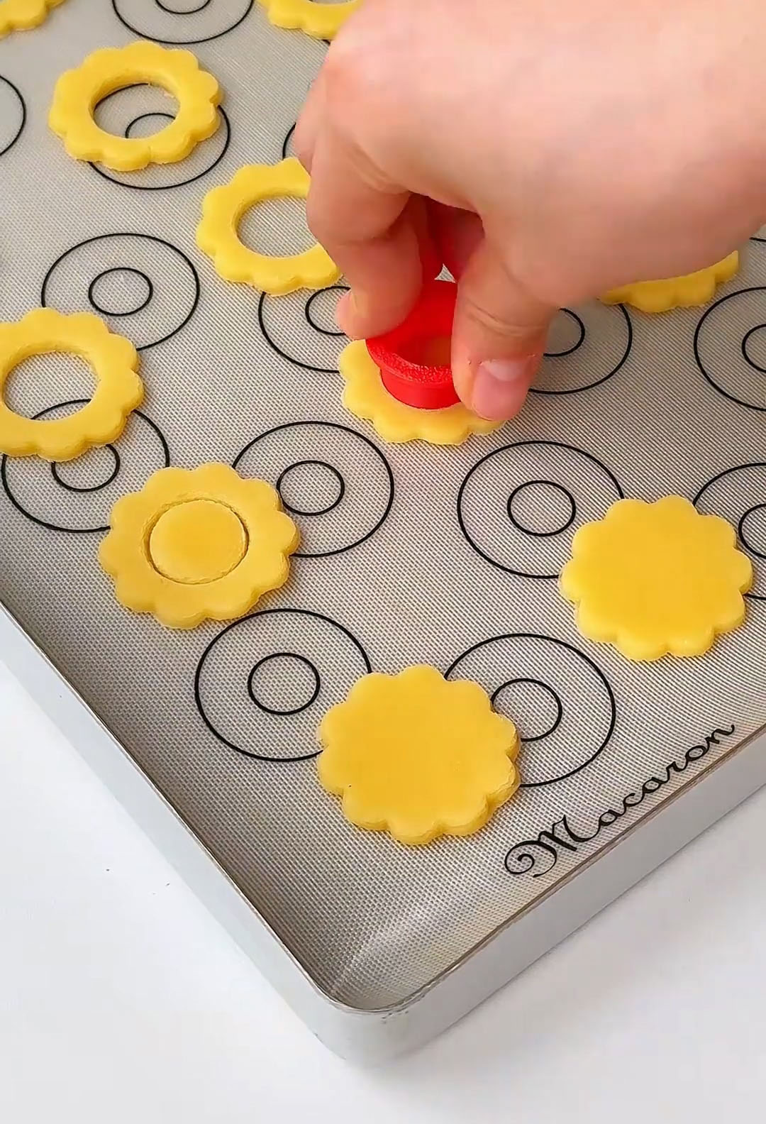 Double Layer Strawberry Jam Cookies step (11)