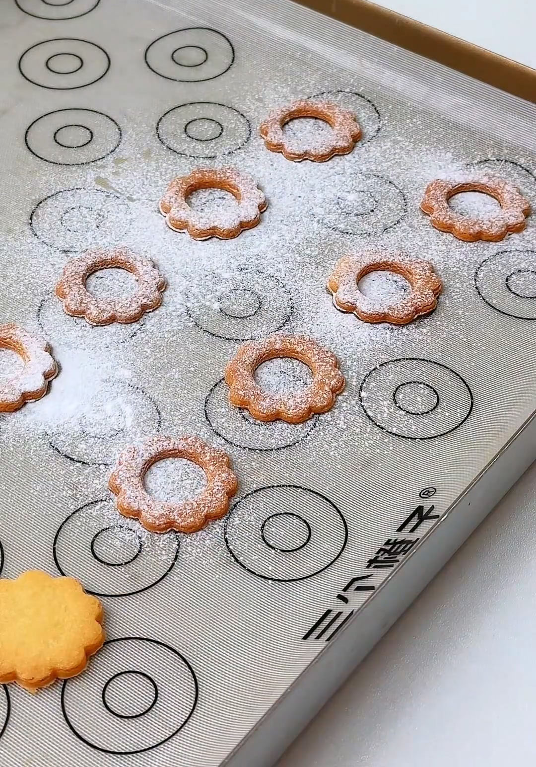 Double Layer Strawberry Jam Cookies step (12)