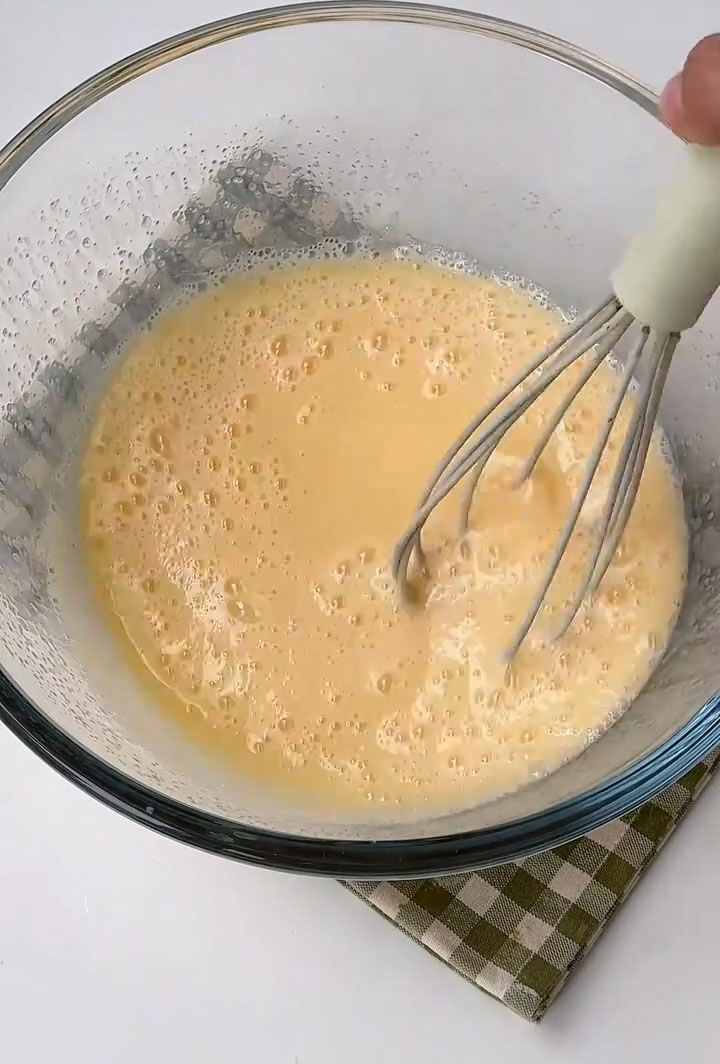 Easy Strawberry Chocolate Muffins step (1)