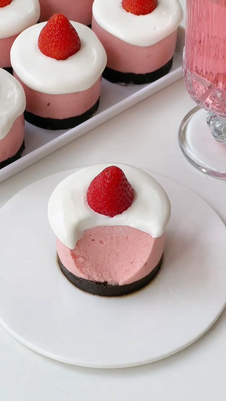 Mini Strawberry Cheesecake Mousse Cake (1)