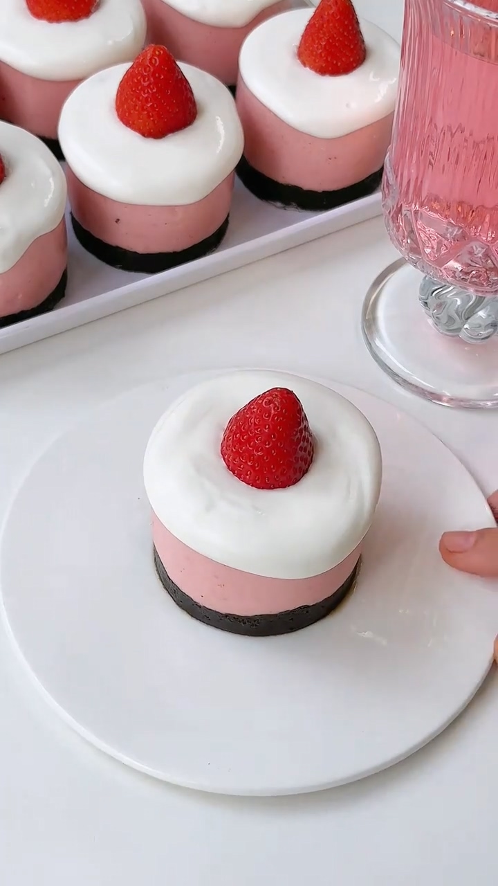Mini Strawberry Cheesecake Mousse Cake (2)