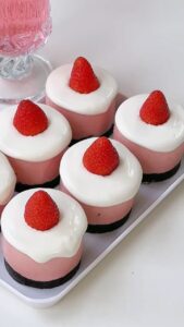 Mini Strawberry Cheesecake Mousse Cake (3)