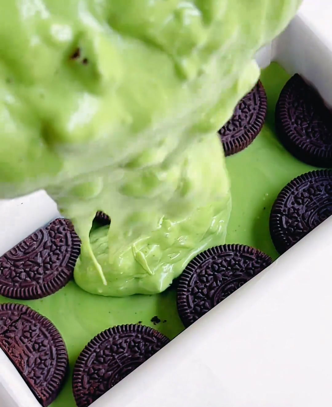 Pour over the Oreo mixed cheesecake filling