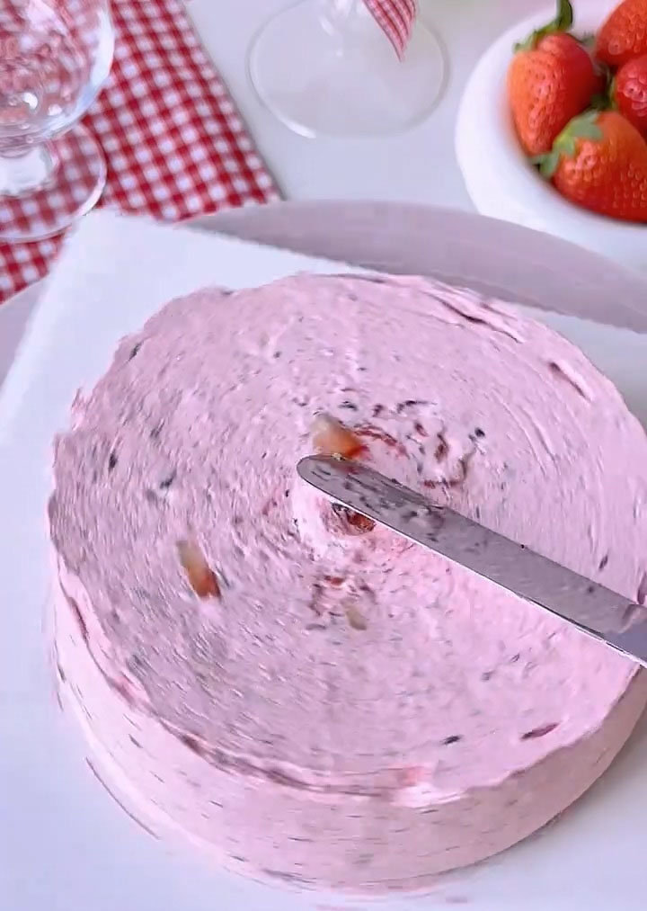 Add another layer of cream on top of the strawberries