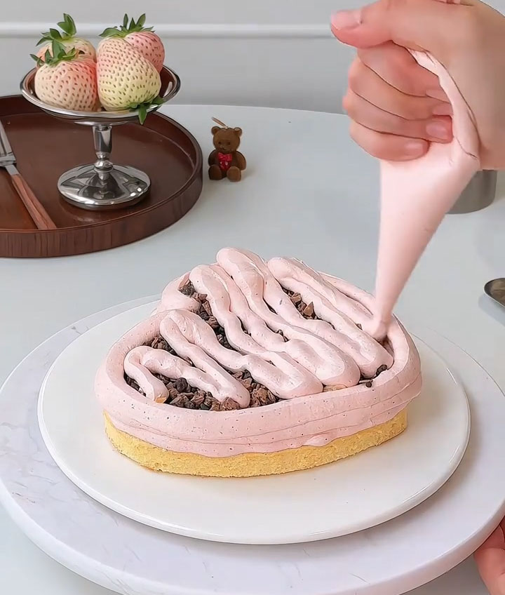 Cover the candy with a thin layer of more cream to seal it in