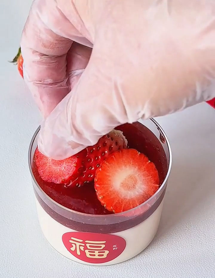 Decorate the pudding