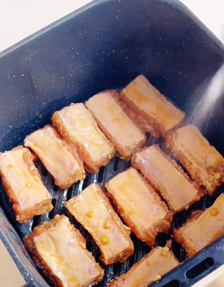 Lightly spray the tops of the ribs with a thin layer of cooking oil