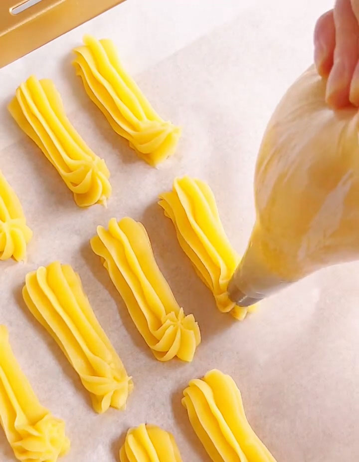 Pipe 5 8cm (2 3 inch) long straight lines onto the prepared baking sheet