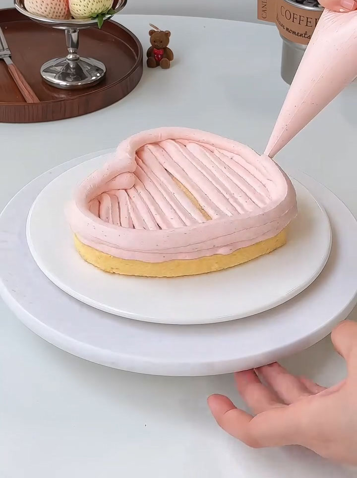 Pipe a border of cream around the outer edge to create a dam