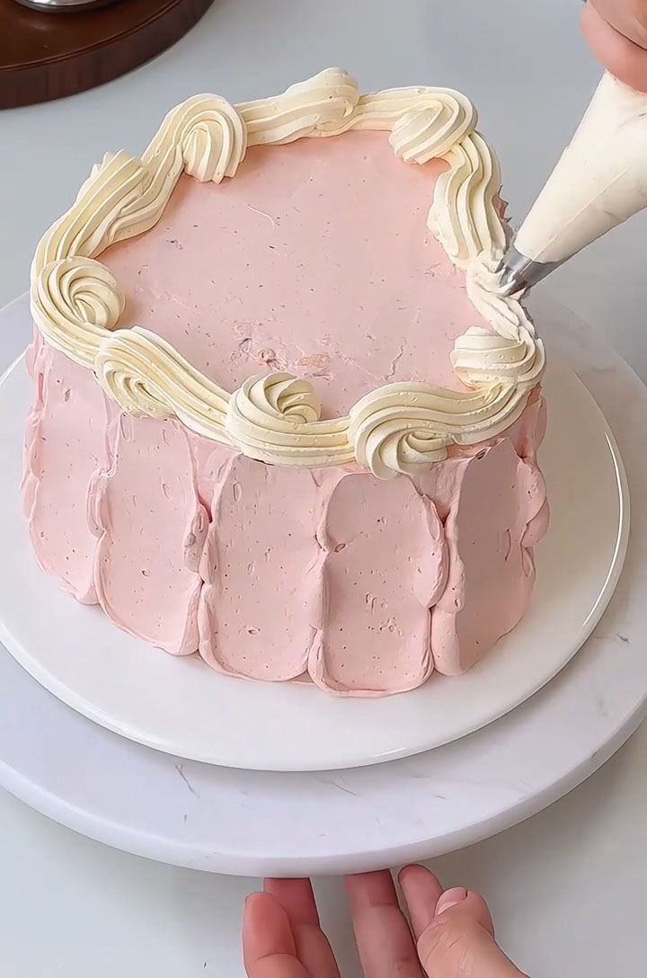 Pipe a central swirl of cream on top