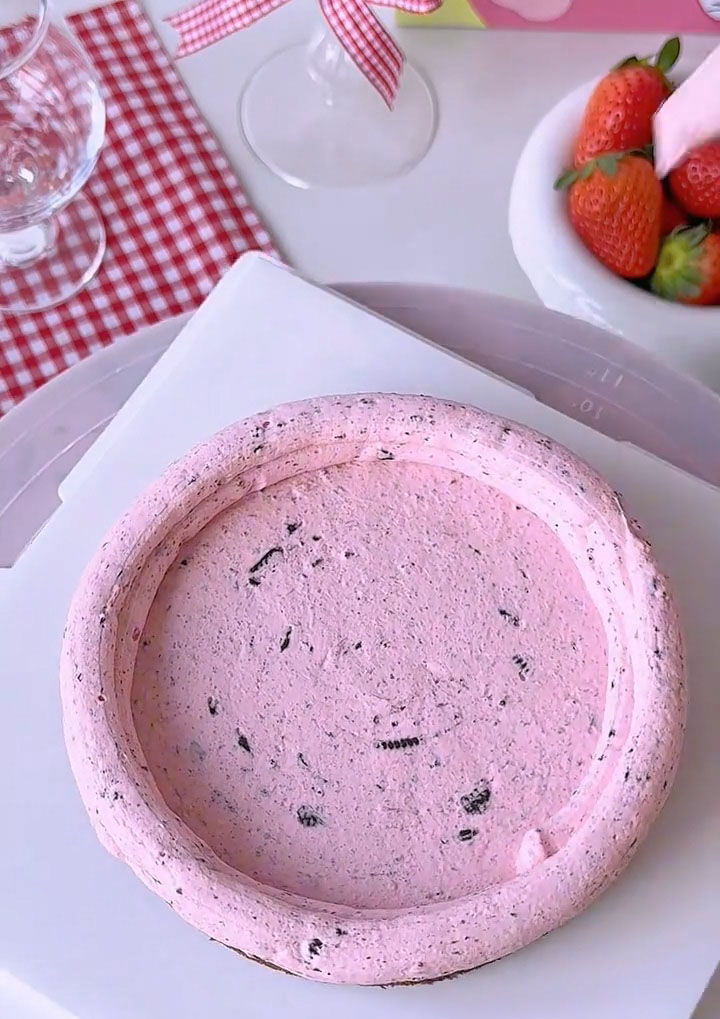 Pipe a dam of cream around the very edge to hold in the fillings