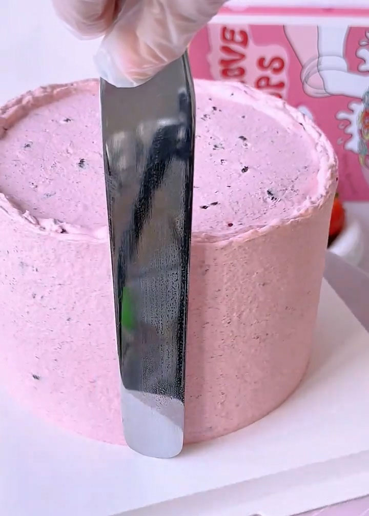 Simply spread the cream evenly without worrying about perfect smoothness