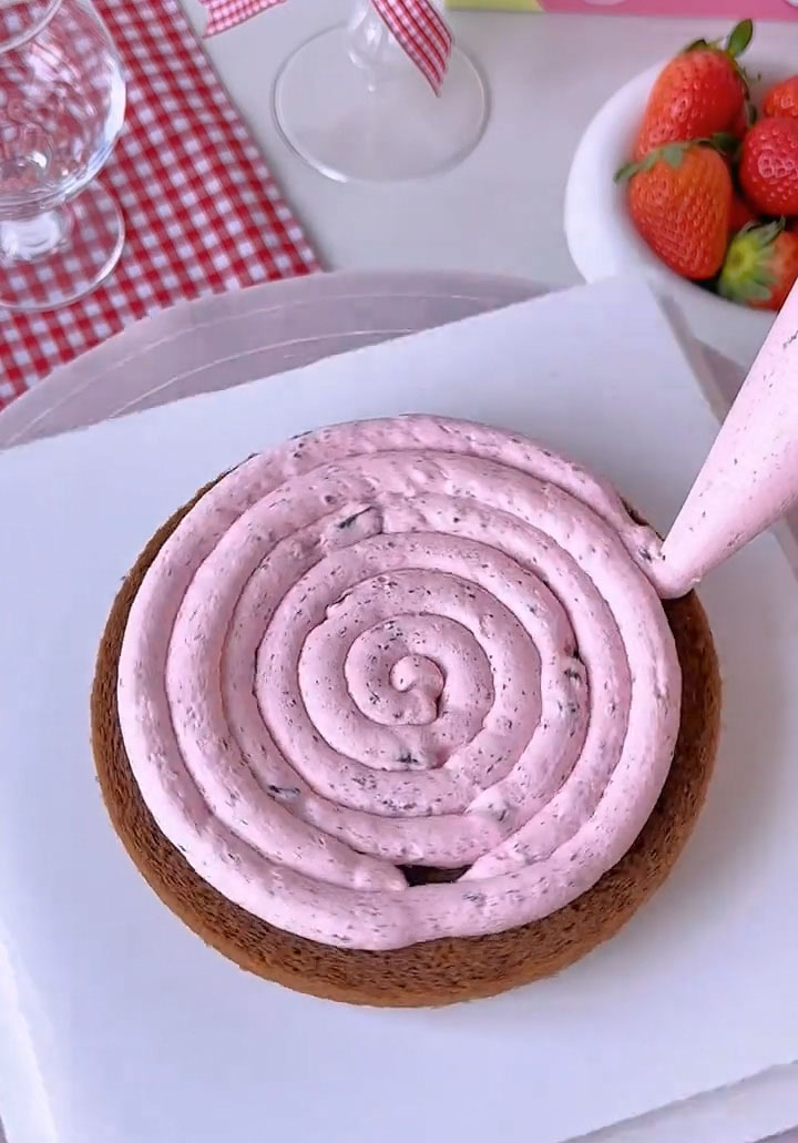 Spread a thin layer of the strawberry Oreo cream on top