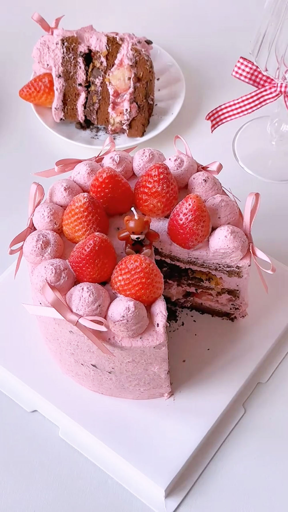 Strawberry Oreo Cream Cake (3)