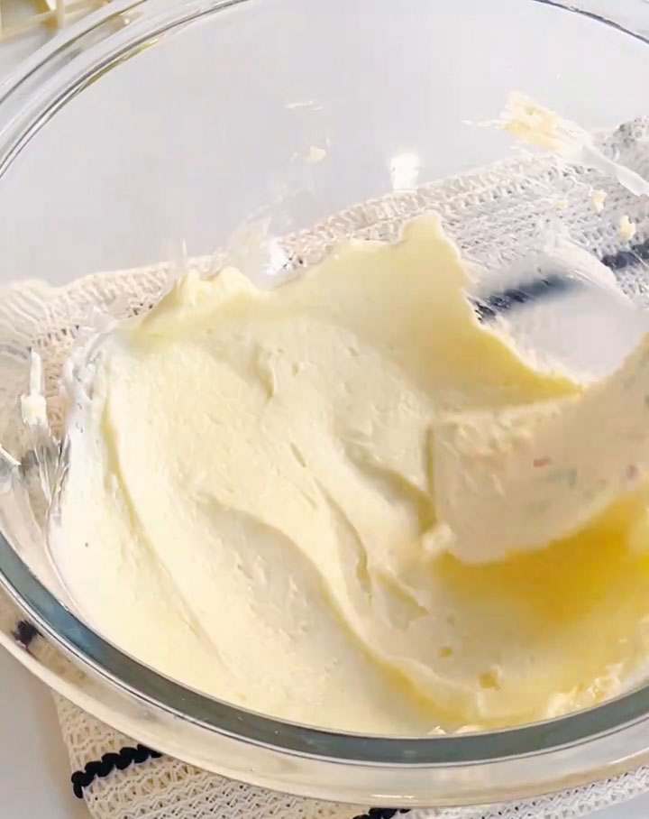 beat the softened 110g of cream cheese with the 25g of sugar until smooth and creamy